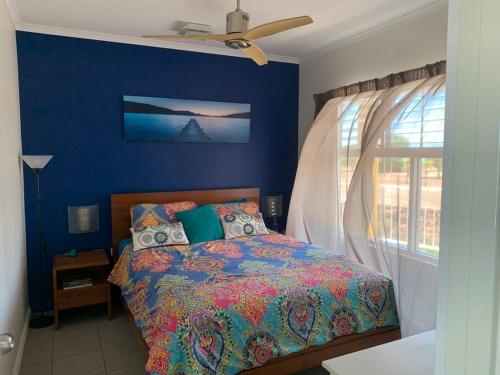 LarrakeyahSpectacular Marina Views Apartment的蓝色的卧室设有床和窗户