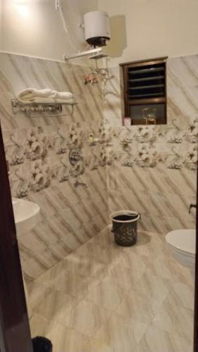 卡齐兰加Tierra Hotel Kohora的带淋浴、两个盥洗盆和卫生间的浴室