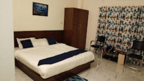 卡齐兰加Tierra Hotel Kohora的一间卧室配有一张特大号床。