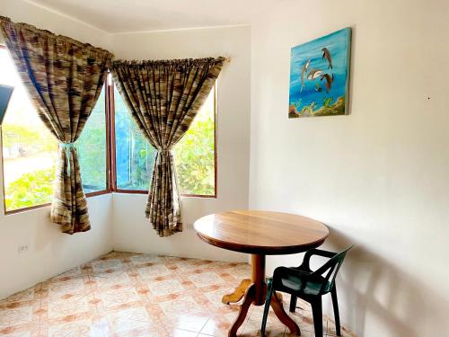 巴克里索莫雷诺港Hostal Vista al Mar的窗户客房内的桌椅