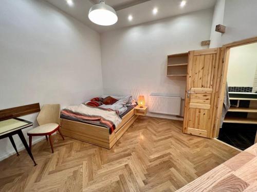 柏林Cozy designer apartment in Friedrichshain的一间卧室配有一张床、一张桌子和一张书桌