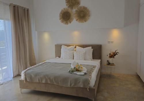 格兰贝伊Modern Villa in Grand Bay - Short Walk to Beach的一间卧室配有一张带鲜花的大床