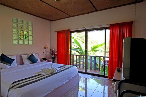 湄宏颂普桥姆延度假村的一间卧室设有一张床和一个大窗户
