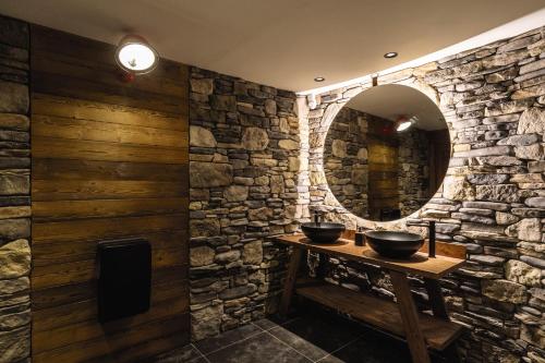 蒂涅Belambra Clubs Tignes Val Claret的石质浴室设有两个水槽和镜子
