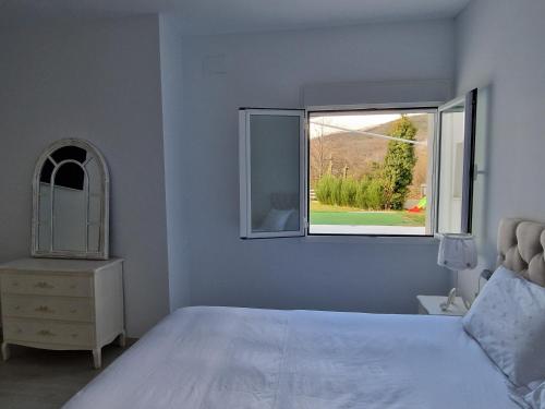 哈兰迪雅·德·拉·维尔Villa de lujo en Jarandilla的卧室配有白色的床和窗户。