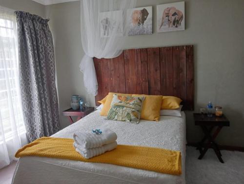 KestellCampbell Stays的一间卧室配有一张床,上面有两条毛巾