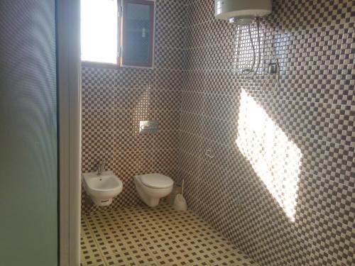 Villa Alhucemas的一间带卫生间和水槽的浴室