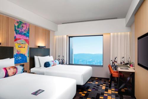 台北台北北投雅乐轩酒店的酒店客房设有两张床和大窗户。