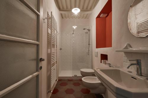 瓦伦纳Fisherman's house n.3的浴室配有卫生间、盥洗盆和淋浴。