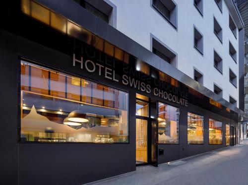 洛桑Swiss Chocolate by Fassbind Lausanne的建筑里的酒店巧克力店