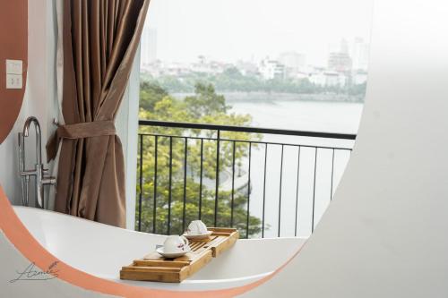 河内AimeeHouse - Trích Sài的客房设有景观阳台。