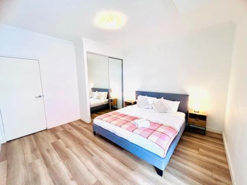 悉尼Apartment in Turrella的一间卧室,卧室内配有一张大床