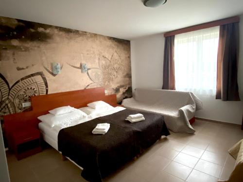 PenészlekLigetalja Termál Hotel的酒店客房,配有带两条毛巾的床