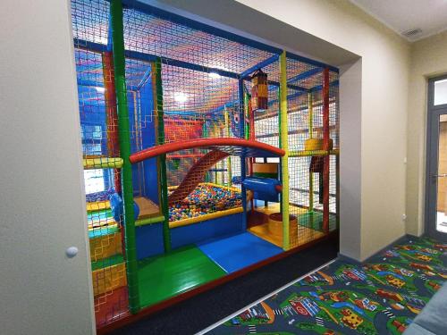 赫尔Apartamenty Cypel Helski的儿童游戏室,设有大型游乐设施