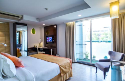 达卡铂金酒店的酒店客房设有一张床和一个大窗户