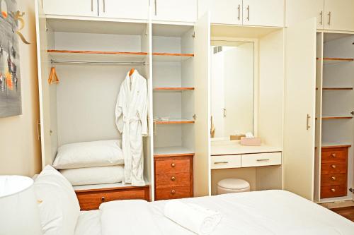 阿布扎比Beach bliss 3BR apartment Corniche的一间卧室配有衣柜、一张床和镜子