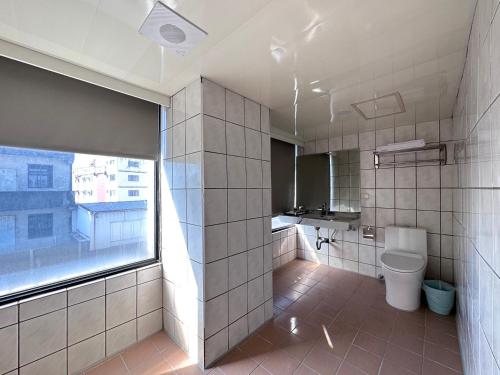 宜兰市可青大飯店Grand Ke-Cing Hotel的一间带卫生间的浴室和大窗户