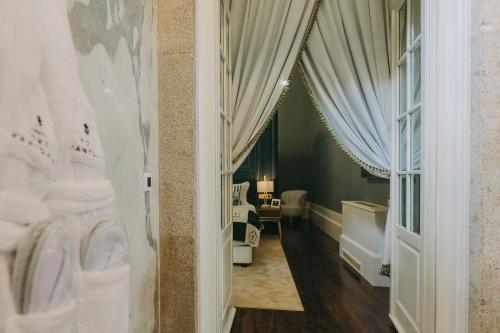 波尔图Torel Palace Porto的一间带浴缸和卫生间的浴室。