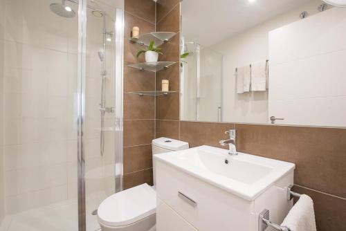 卡尔佩Apartamento Natsu - PlusHolidays的浴室配有卫生间、盥洗盆和淋浴。