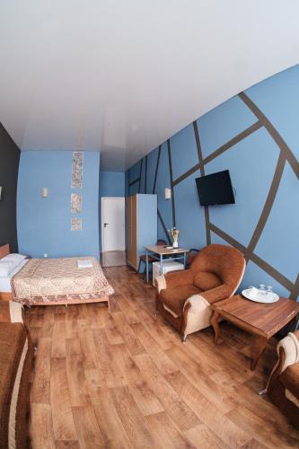塞米伊欧洲酒店的客房设有床、沙发和桌子。