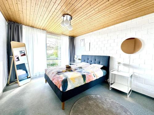 AdliswilPool, Jacuzzi, Games, Nature的一间卧室设有蓝色的床和窗户。
