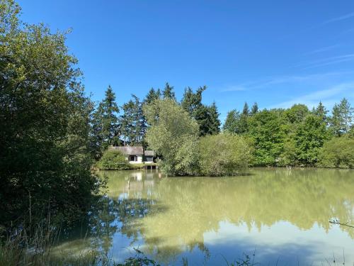 巴讷贡Cottage du Diot, son lac et son île的享有湖景,设有位于后面的房子