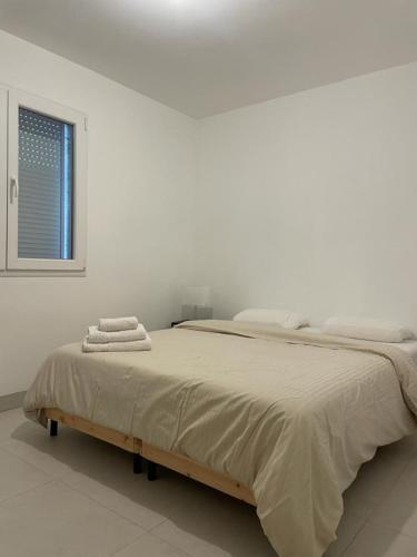 LancransVilla Lancrans的白色卧室配有一张大床和毛巾
