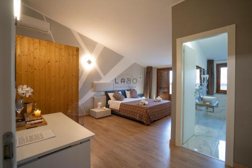 特罗佩阿Agàpe Rooms in Tropea的一间卧室设有一张床和一间客厅。