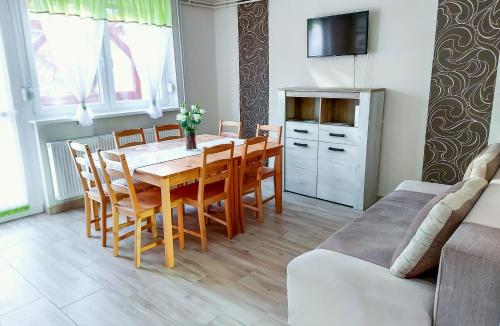 博加奇Bor-Villa vendégház的一间带桌椅和沙发的用餐室