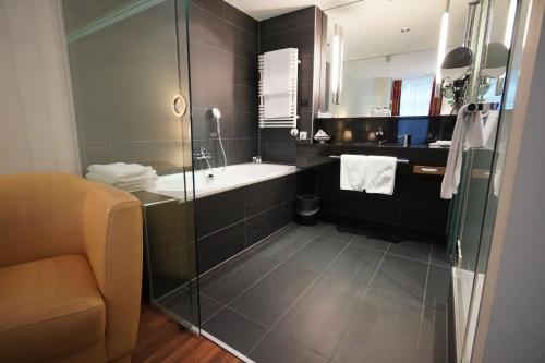 苏黎世苏黎世哥洛克恩霍福酒店的带淋浴、浴缸和盥洗盆的浴室
