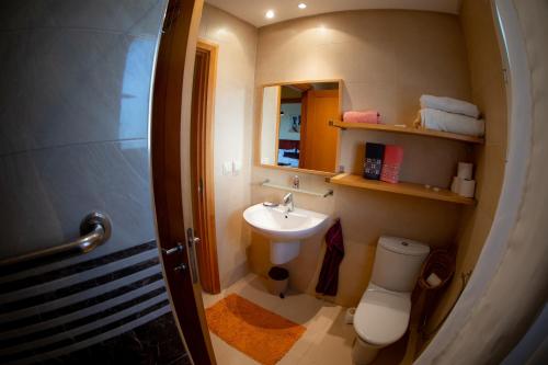 非斯ROYAL GOLF DE FES的一间带水槽和卫生间的小浴室