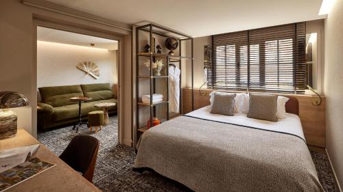 古维约蒙维拉尔杰城堡酒店的酒店客房,配有床和沙发