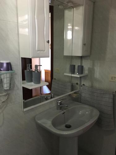 维戈Gaivota的白色的浴室设有水槽和镜子