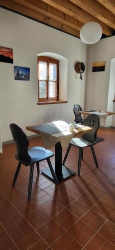CerciventoCjase Cjandin的一间带桌子和两把椅子的用餐室