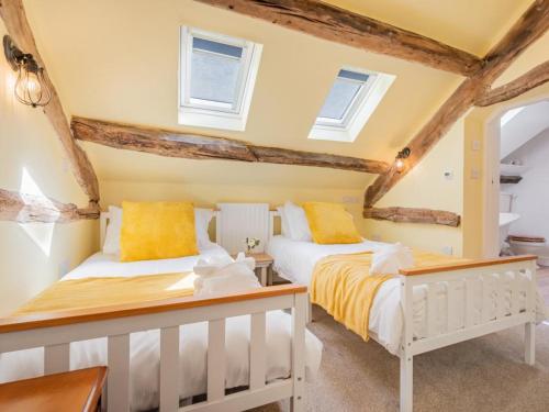 斯泰夫利2 Bed in Staveley SZ590的带2扇窗户的客房内的2张床