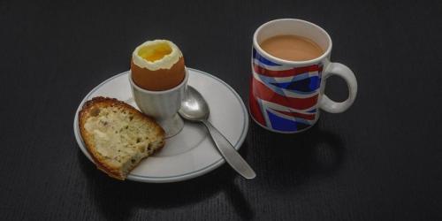 吉尔福德假日吉尔福德酒店的一杯咖啡和一盘鸡蛋和面包