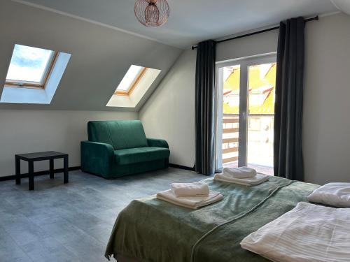 库多瓦-兹德鲁伊Apartamenty Antonio 2的一间卧室配有两张床和一张绿色椅子