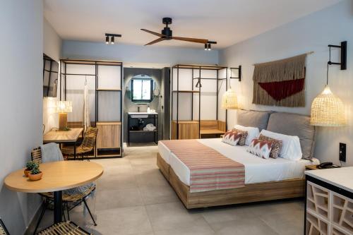 圣安东尼奥Aparthotel Casita Blanca - Adults Only的一间卧室配有一张大床和一张桌子