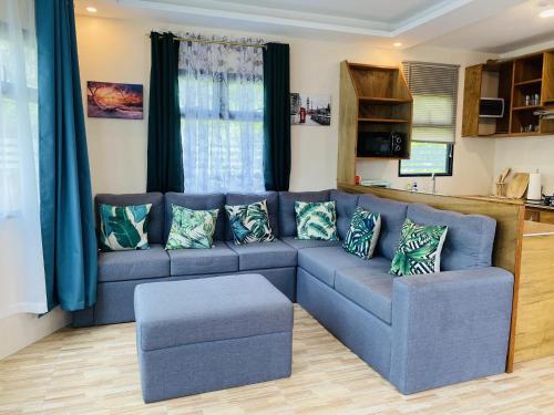 BulusanBirbeck Lodge的客厅配有带枕头的蓝色沙发