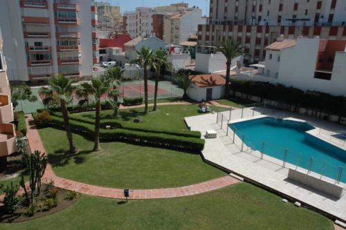 托雷德尔马尔泰拉索普拉扎玛尔公寓酒店的享有公园的空中景致,设有游泳池和棕榈树