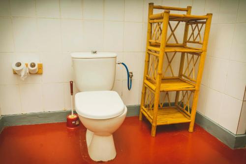 RuhengeriIsange Paradise Resort的一间位于客房内的白色卫生间的浴室