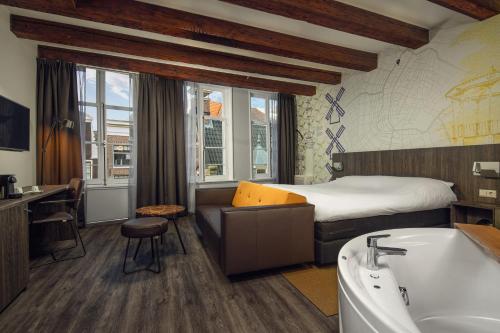 阿姆斯特丹阿姆斯特丹市中心因特尔酒店的酒店客房配有一张床和浴缸。