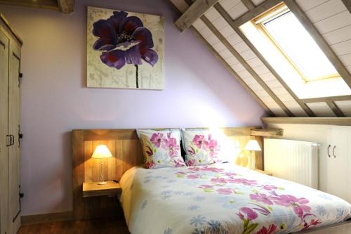 Charmont-sous-BarbuiseLe pic drille的一间卧室配有一张带花卉床罩的床