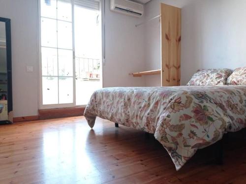 卡塔赫纳Espectaculares vistas atico.的一间卧室配有一张带床罩的床和窗户