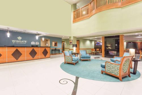 里士满温德姆集团温盖特酒店的医院里一个带椅子和桌子的大堂