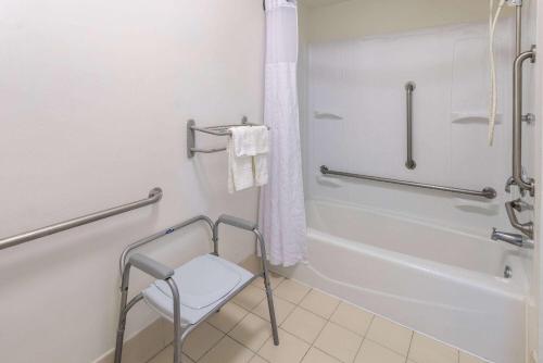杰克逊维尔杰克逊维尔/勒琼营贝蒙特旅馆套房酒店的带淋浴的浴室和椅子