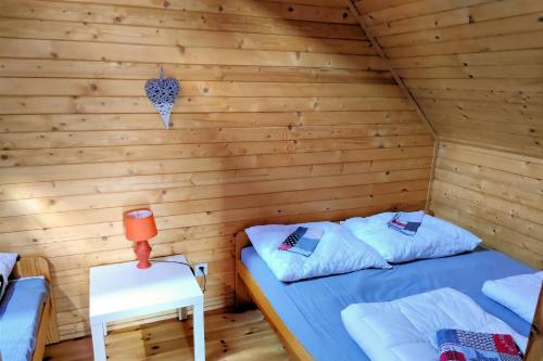 萨比诺瓦Morska Przystań Sarbinowo的小木屋内带两张床的房间