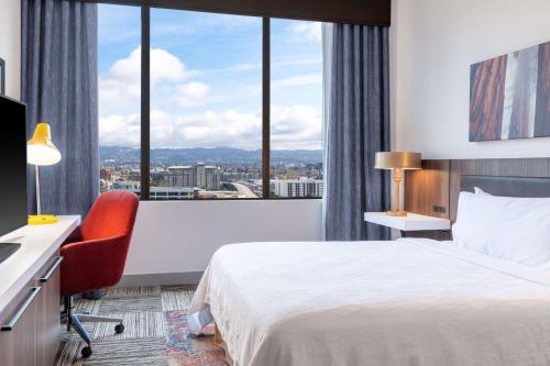 埃默里维尔旧金山/奥克兰湾大桥希尔顿花园旅馆的配有一张床、一张书桌和一扇窗户的酒店客房