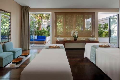 迪拜迪拜柏悦酒店的酒店客房带床、沙发和窗户