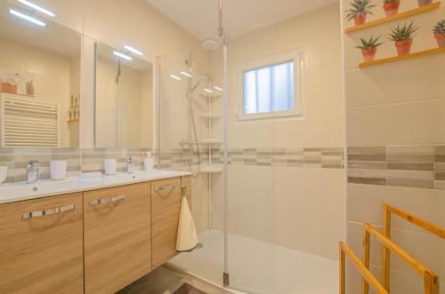 Vendeuvre-sur-BarseLa maison vautier的一间带玻璃淋浴和水槽的浴室